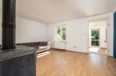 Wohnzimmer mit Schwedenofen - Haus und Grund: Hier wird ihr Traum vom Eigenheim wahr!