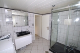 großes Badezimmer