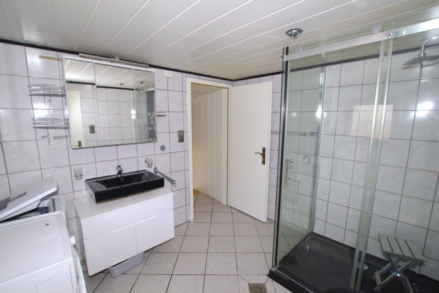 großes Badezimmer