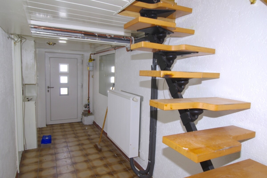Treppe zum UG und Ausgang