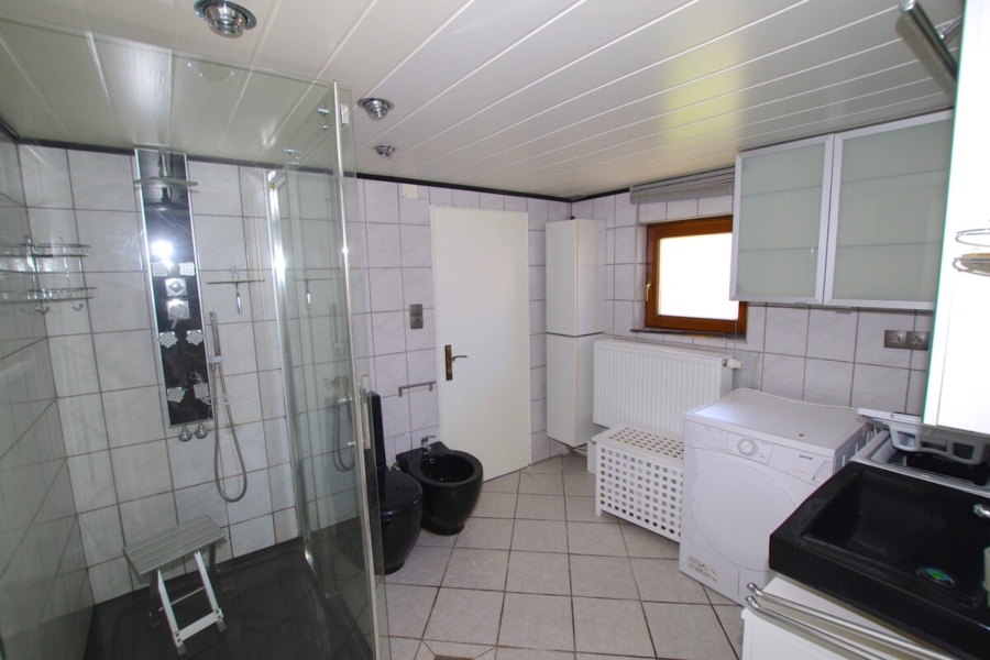 großes Badezimmer