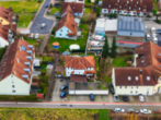 Vogelperspektive - 5-Zimmer-Wohnung mit Garten, Carport und separatem Büro