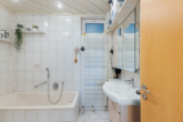 Badezimmer - 5-Zimmer-Wohnung mit Garten, Carport und separatem Büro