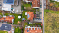 Vogelperspektive - 5-Zimmer-Wohnung mit Garten, Carport und separatem Büro