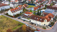 Vogelperspektive - 5-Zimmer-Wohnung mit Garten, Carport und separatem Büro