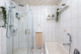 Badezimmer - 5-Zimmer-Wohnung mit Garten, Carport und separatem Büro