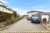 Einfahrt - 5-Zimmer-Wohnung mit Garten, Carport und separatem Büro