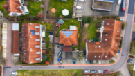 Vogelperspektive - 5-Zimmer-Wohnung mit Garten, Carport und separatem Büro