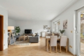 Wohnzimmer mit staging - Helles Reihenmittelhaus mit studioähnlicher Dachgeschosswohnung ideal für Familien!
