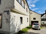 Außen Seite mit Stellplatz - Sanierungsobjekt mit Potential – Mehrfamilienhaus in Falkenstein