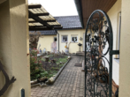 Liebevoll gepflegtes Einfamilienhaus mit viel Platz, sonnigem Garten und Innenhof! - Bild