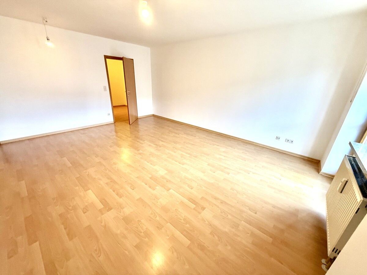 In Ihrem Wohnzimmer gen Diele