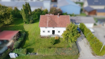 Einfamilienhaus mit Sanierungschance und traumhaft großem Grundstück, 94428 Eichendorf, Einfamilienhaus