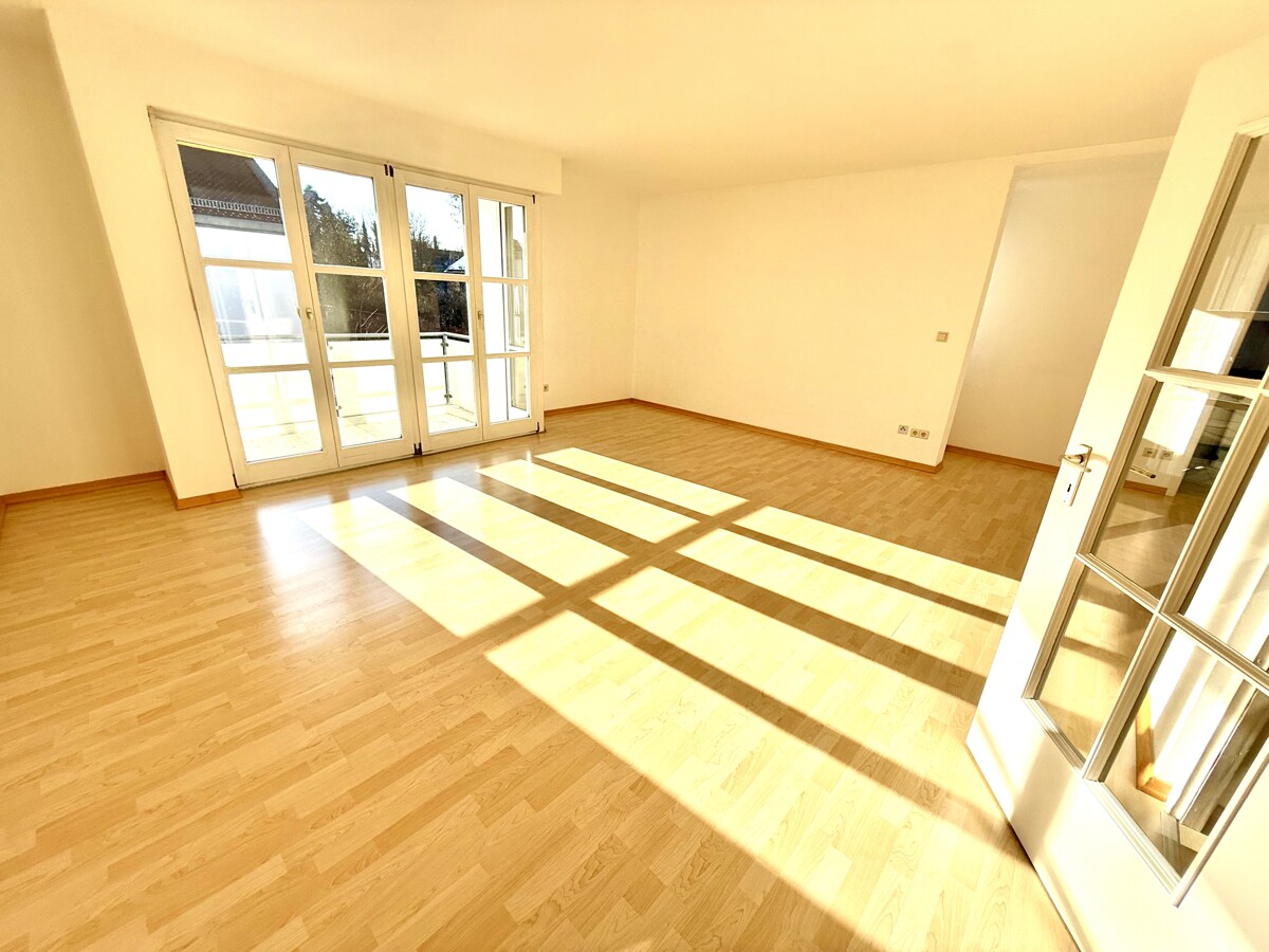In Ihrem Wohnzimmer gen Balkon