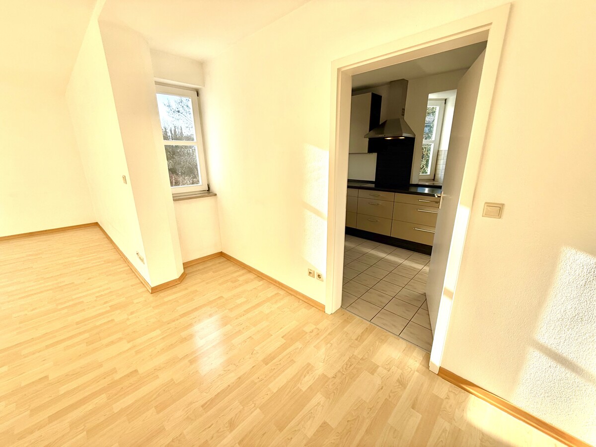 In Ihrem Wohnzimmer gen Küche