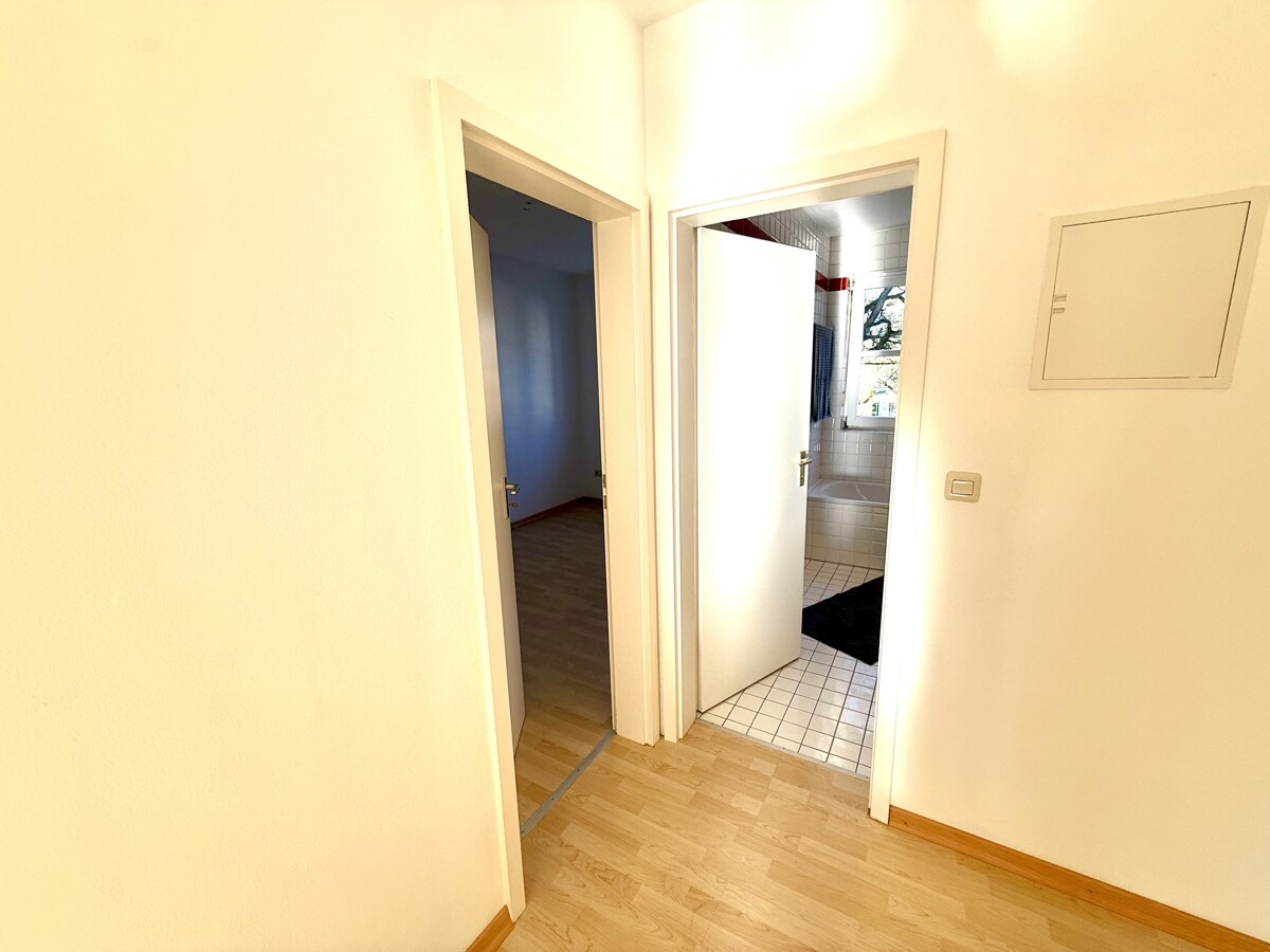 Wieder in der Diele Ihrer Wohnung - gen Arbeitszimmer & Badezimmer