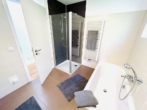 Im Obergeschoss - Ihr Badezimmer mit Wanne & Dusche - Your Park Side Story High End!
