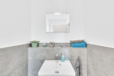 Gäste-WC - Wohntraum mit Stil und Energieeffizienz! Neuwertiges KfW-55-Einfamilienhaus mit moderner Ausstattung
