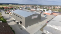 Vogelperspektive - Zentral. Vielseitig. Nutzbar. – Moderne Gewerbehalle in Hemau