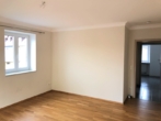 Wohnzimmer 3 - Charmante 3-Zimmer-Wohnung mit Balkon und KFZ-Stellplatz!