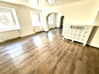 In Ihrem Wohnzimmer gen Esszimmer
