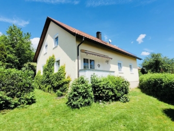 Ruhiges und zentrales Einfamilienhaus mit Ausbaupotenzial und grüner Rückseite, 94356 Obermiethnach Kirchroth, Einfamilienhaus