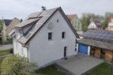 Außenansicht - „Charmantes Einfamilienhaus auf großzügigem Eckgrundstück in bester Wohnlage von Regenstauf“