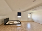 2. Schlafzimmer OG - „Charmantes Einfamilienhaus auf großzügigem Eckgrundstück in bester Wohnlage von Regenstauf“