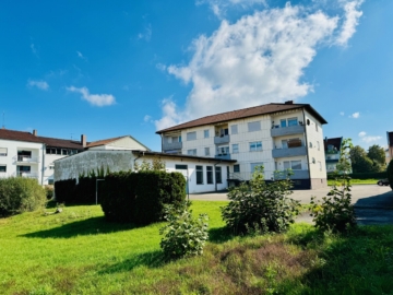 Hochinteressantes MFH mit Halle und großem Grundstück für weitere Bebauung, 92421 Schwandorf, Mehrfamilienhaus