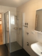 Modernes Badezimmer mit Dusche