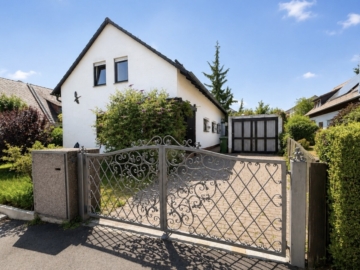 Charmantes Einfamilienhaus mit großzügigem Garten und Dachterrasse, 93057 Regensburg, Einfamilienhaus
