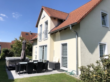 Platz für Ihre Familie – Einfamilienhaus mit schönem Garten, 93128 Regenstauf, Einfamilienhaus