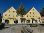 1 Eingang Gebäude - Gemütliche Maisonette-Wohnung mit Balkon – Bestlage direkt am Marktplatz!