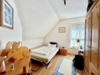 Schlafzimmer 3 - „Maisonette-Wohnung über zwei Ebenen – Lichtdurchflutetes Dachgeschoss mit Balkon & Carport in Wiesau“