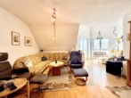 Wohnzimmer - „Maisonette-Wohnung über zwei Ebenen – Lichtdurchflutetes Dachgeschoss mit Balkon & Carport in Wiesau“