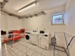 Trocknerraum - „Maisonette-Wohnung über zwei Ebenen – Lichtdurchflutetes Dachgeschoss mit Balkon & Carport in Wiesau“
