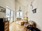 Wohnzimmer - „Maisonette-Wohnung über zwei Ebenen – Lichtdurchflutetes Dachgeschoss mit Balkon & Carport in Wiesau“