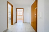 Flur - Attraktive 2,5-Zimmer-Maisonettewohnung mit Balkon – nur 7 Min. zum BMW-Werk Dingolfing