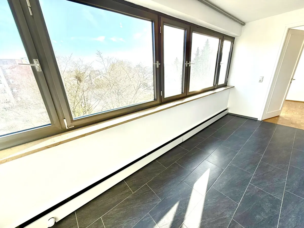 In Ihrer Loggia gen Schlafzimmer