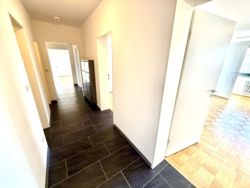 Wohnen am Stadtpark! Ihre 3,5 Zimmer Wohnung mit Aufzug im Westen!, 93049 Regensburg, Etagenwohnung