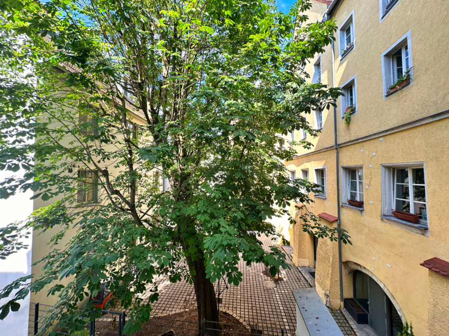 Vor Ihrem Fenster