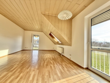 3‑Zimmer‑Dachgeschosswohnung mit viel Tageslicht – Thalmassing, 93107 Thalmassing, Dachgeschosswohnung