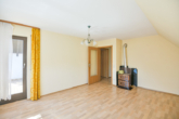 Wohnzimmer - Charmantes Familienrefugium! Renovierungsbedürftiges Zweifamilienhaus für Groß und Klein!