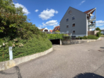 Tiefgarageneinfahrt - Hell, grün, zentral. Ruhige 2-Zimmer-Erdgeschosswohnung im „Sonnenpark“