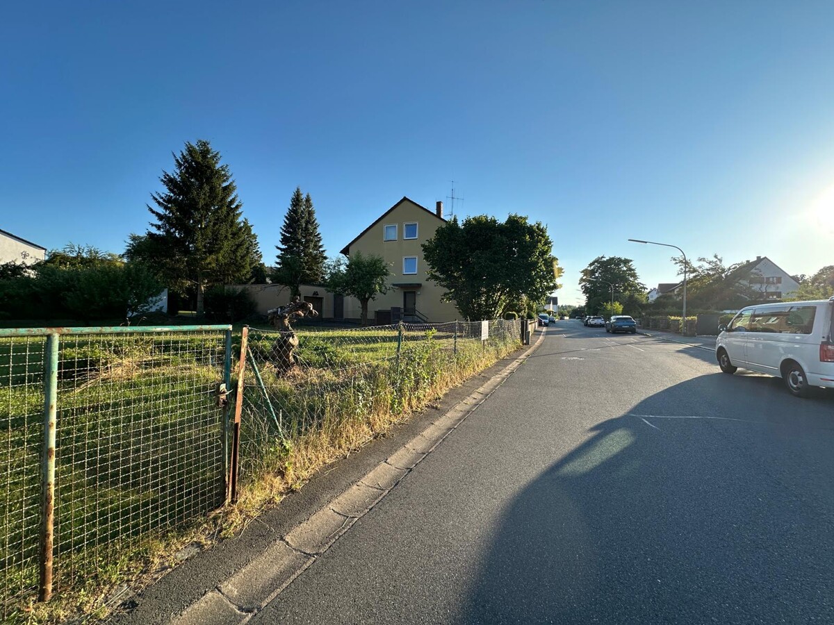 seitlich mit Straße