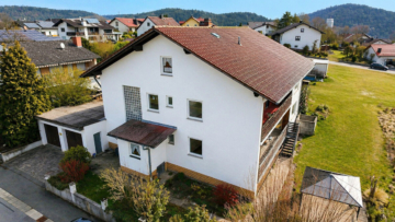Charmantes Zweifamilienhaus mit Potenzial in naturnaher Umgebung, 93491 Stamsried, Zweifamilienhaus