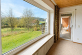 Wohnzimmer EG - Charmantes Zweifamilienhaus mit Potenzial in naturnaher Umgebung