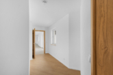 Flur - Modernes Wohnen: 3-Zimmer-Wohnung in Geiselhöring mit erstklassiger Ausstattung!