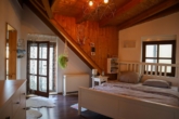 Schlafzimmer 1 im DG - Die besondere Immobilie mit südländischen Flair, viel Platz und vielen Möglichkeiten!