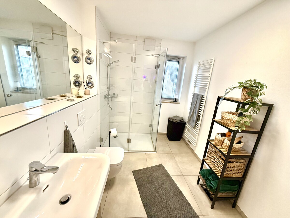 Ihr Badezimmer mit Dusche und Handtuchheizkörper